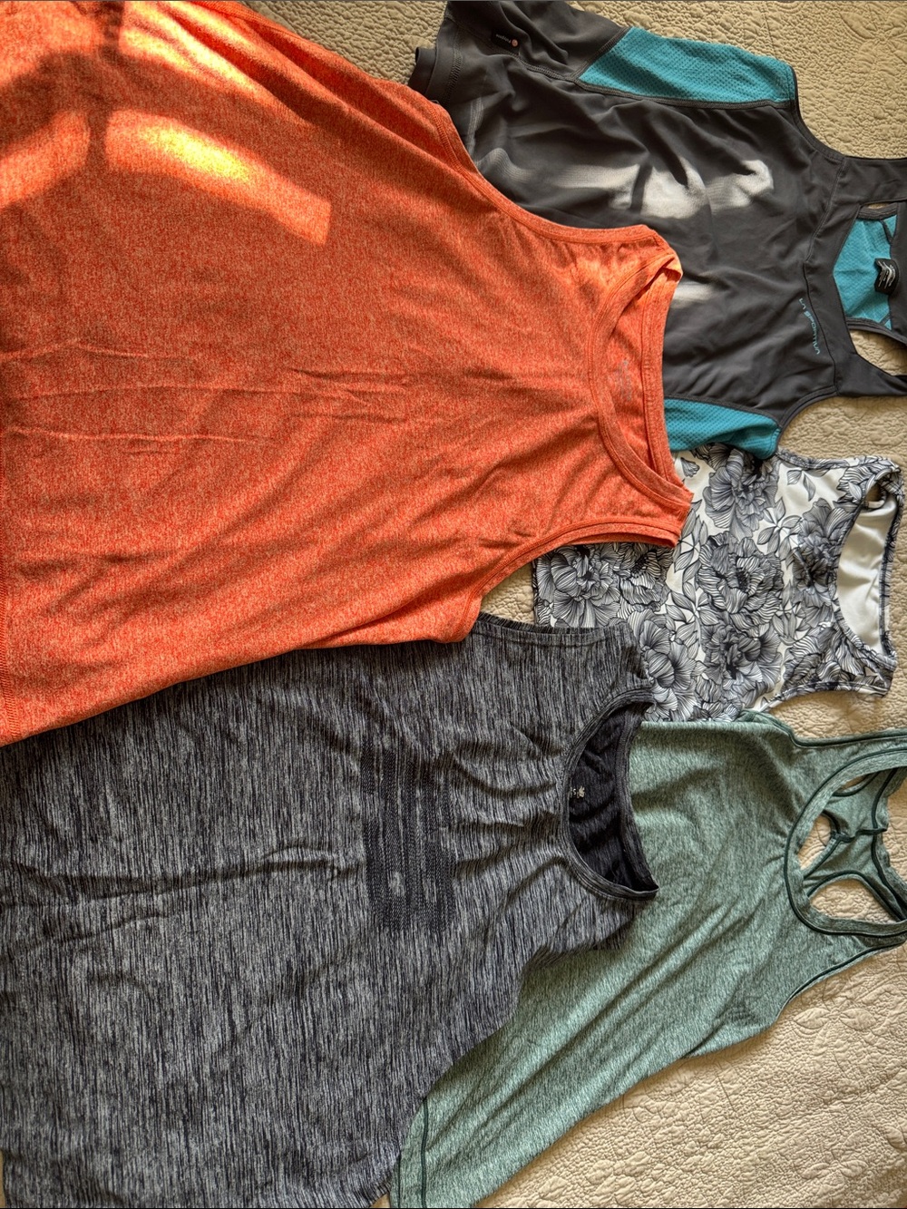 Bundle of workout tops ☀️ La Sportiva ⛰️ Athleta ☀️New Balance
